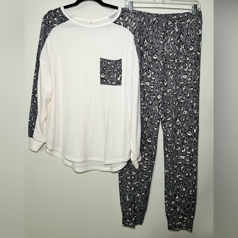 Cheetah print lounge set